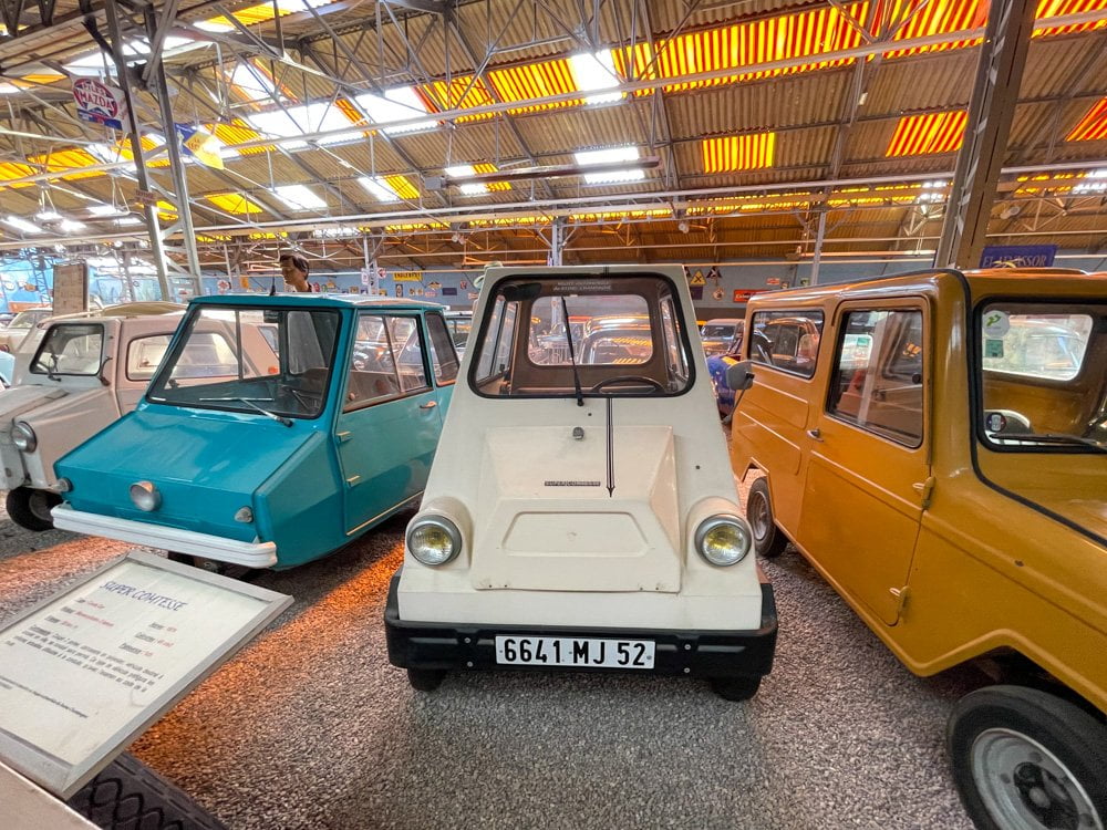 Piccole automobili con motore di ciclomotori al Museo dell'Automobile di Reims