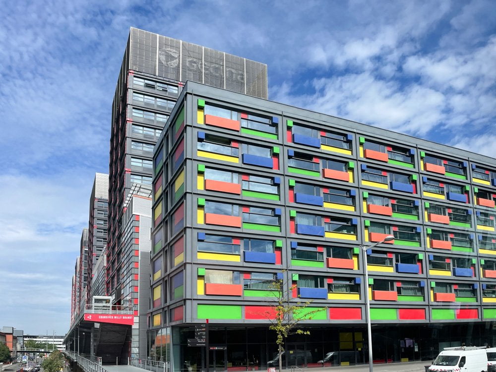 Un palazzo colorato nel moderno quartiere Eurolille
