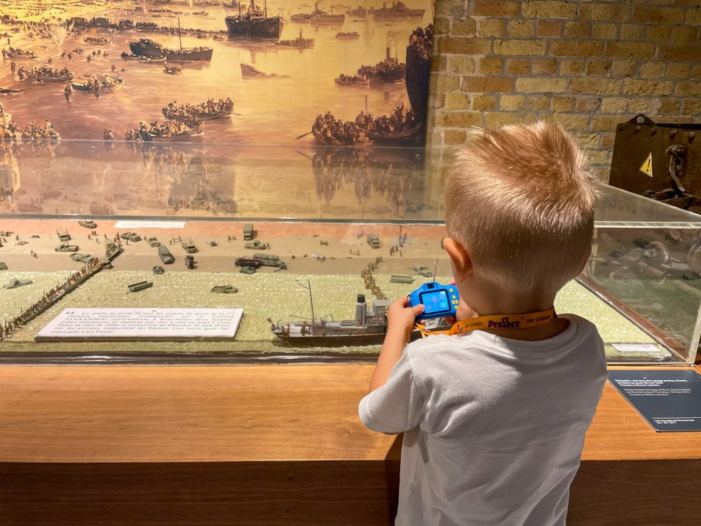 Baby blogger fotografa plastico dell'evacuazione di Dunkerque