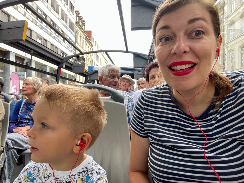 Paola Bertoni e bimbo sul bus turistico di Lille