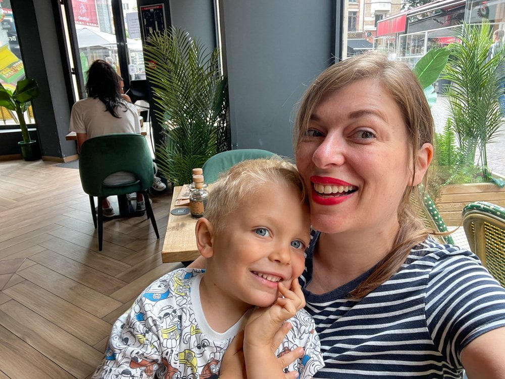 Paola Bertoni e bimbo nel ristorante giapponese Coté Sushi a Lille