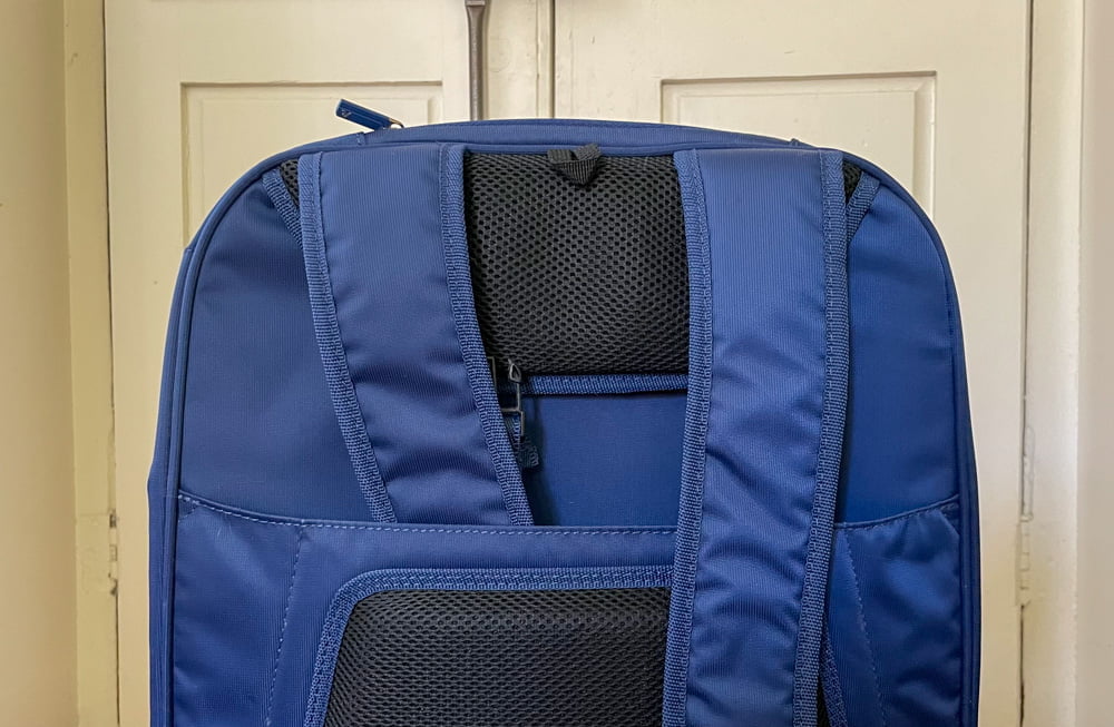 Particolare degli spallacci dello zaino trolley Roncato Crosslite 42 lt