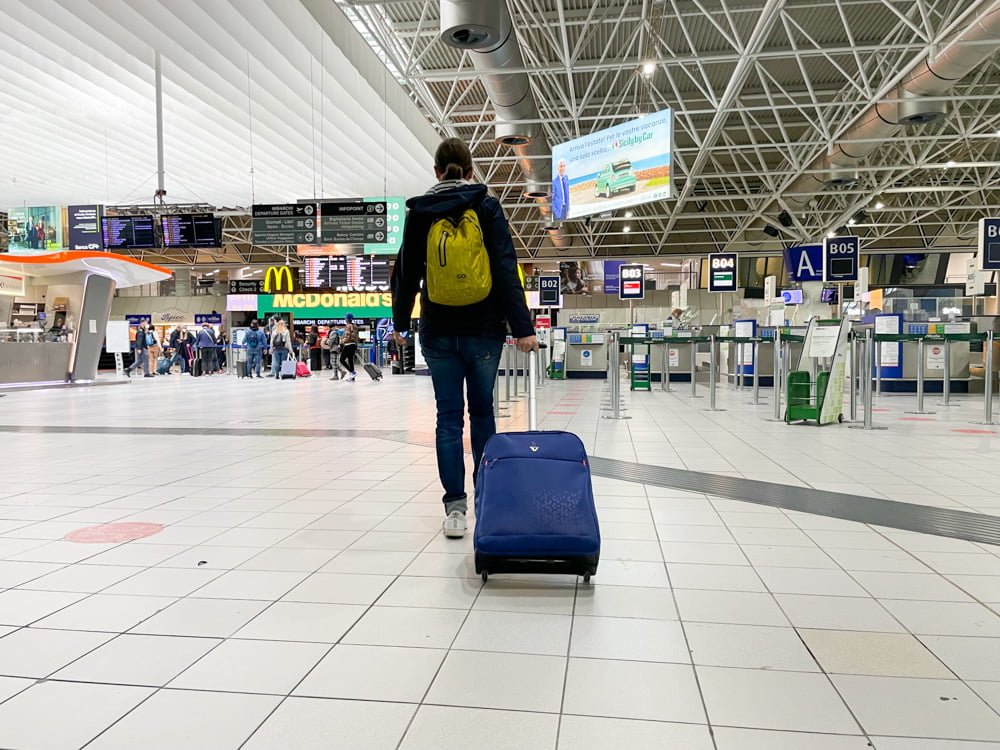 Paola Bertoni traina lo zaino con ruote Roncato all'aeroporto di Torino Caselle