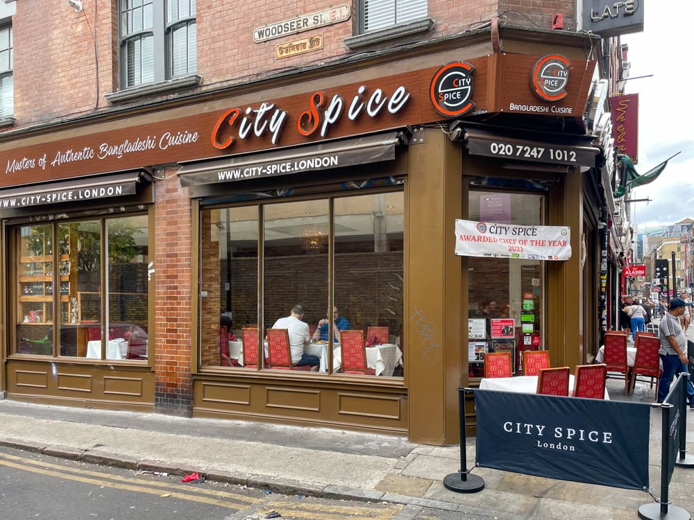 L'ingresso di City Spice, ristorante indiano a Brick Lane, Londra