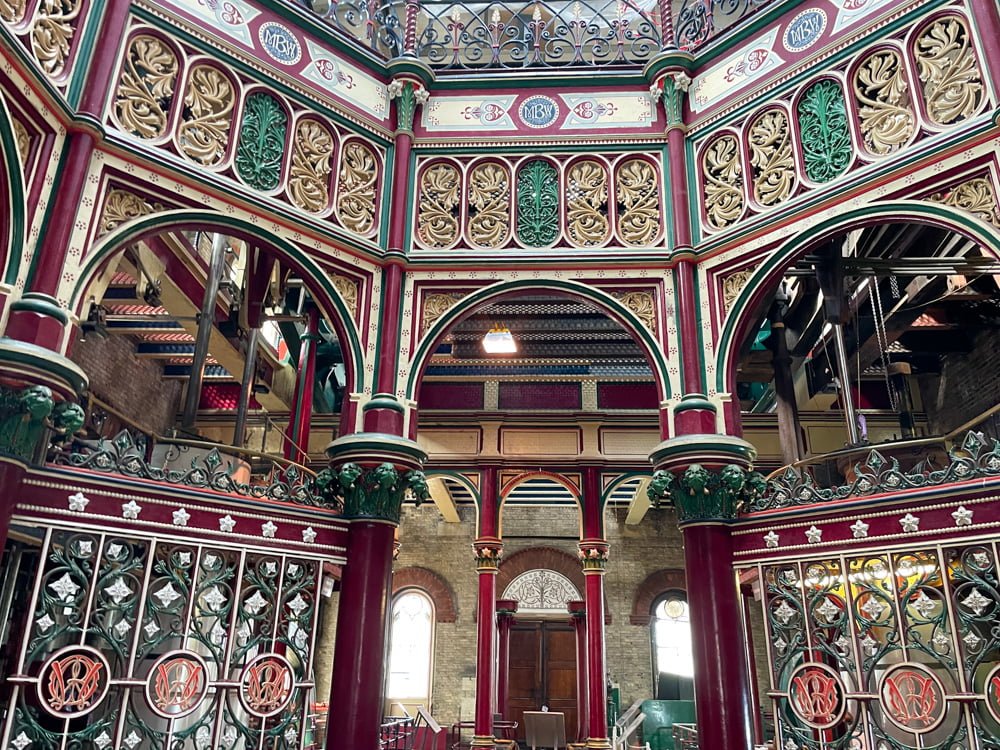 Interno della stazione di pompaggio delle acque reflue Crossness Pumping Station a Londra
