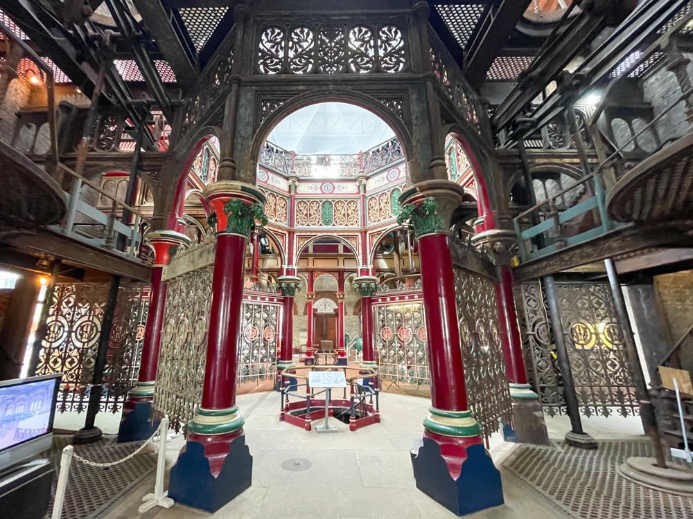 Interno ristrutturato della stazione di pompaggio delle acque reflue Crossness Pumping Station a Londra
