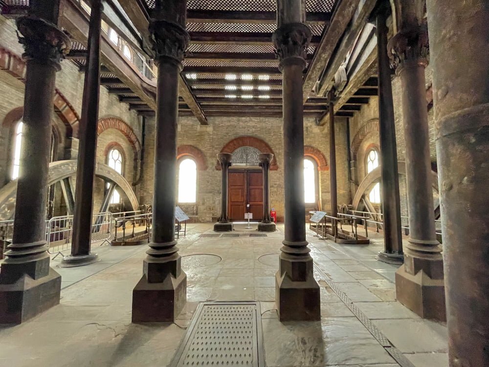 Interno non ristrutturato della stazione di pompaggio delle acque reflue Crossness Pumping Station a Londra