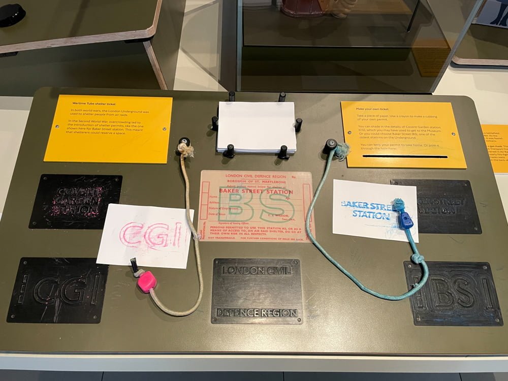 Postazione per creare biglietti di accesso ai rifugi nelle stazioni della metropolitana