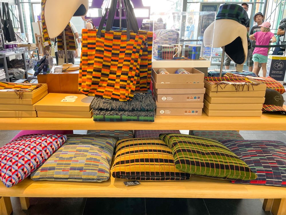 Cuscini nel tessuto moquette dei sedili delle linee metropolitane londinesi nel negozio del London Transport Museum