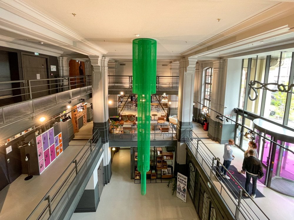 Lampadario di design nella hall dell'hotel Moxy Lille City