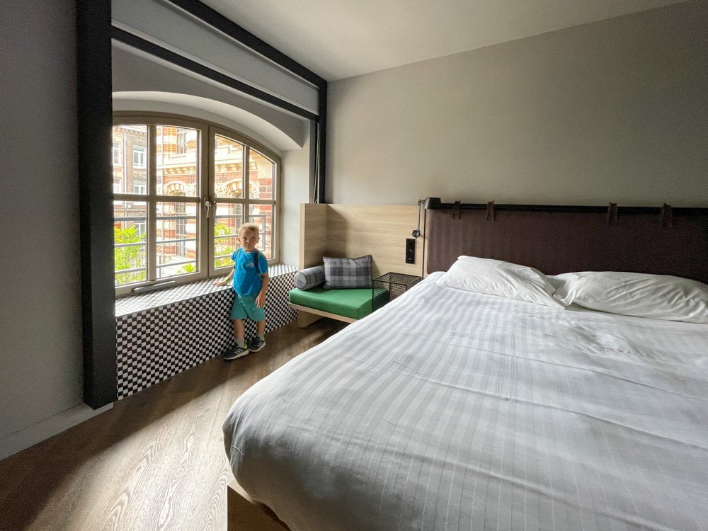 Figlio di Paola Bertoni in una camera dell'hotel Moxy Lille City