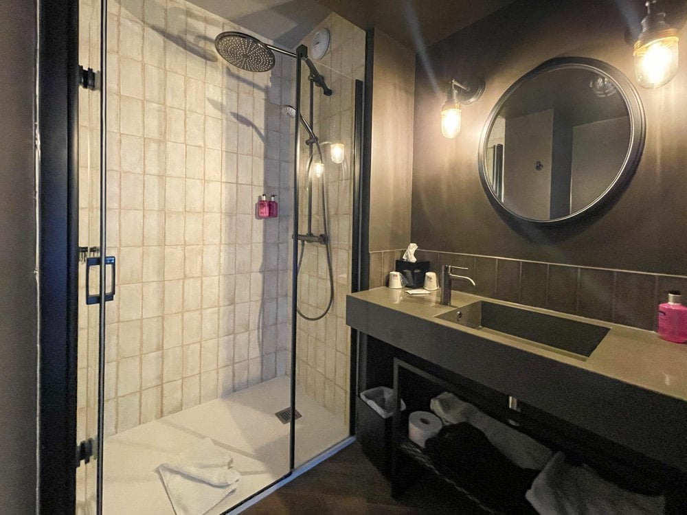 Bagno camera dell'hotel Moxy Lille City