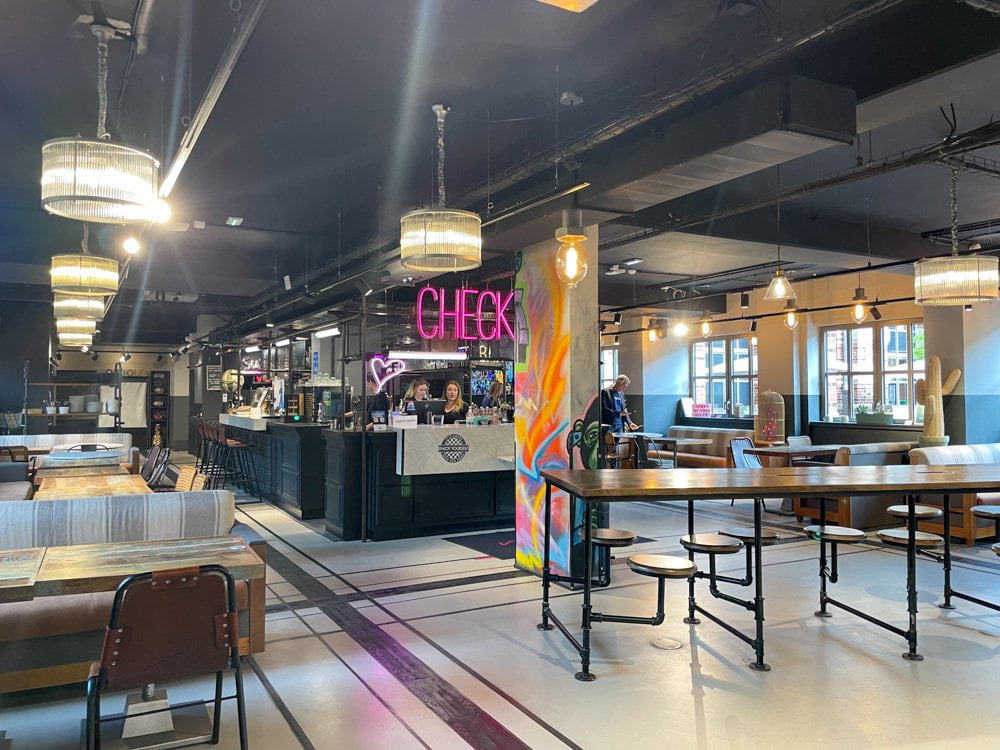 Reception e bar dell'hotel Moxy Lille City