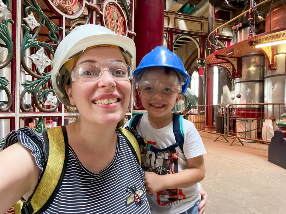 Paola Bertoni e figlio all'interno della Crossness Pumping Station, Londra