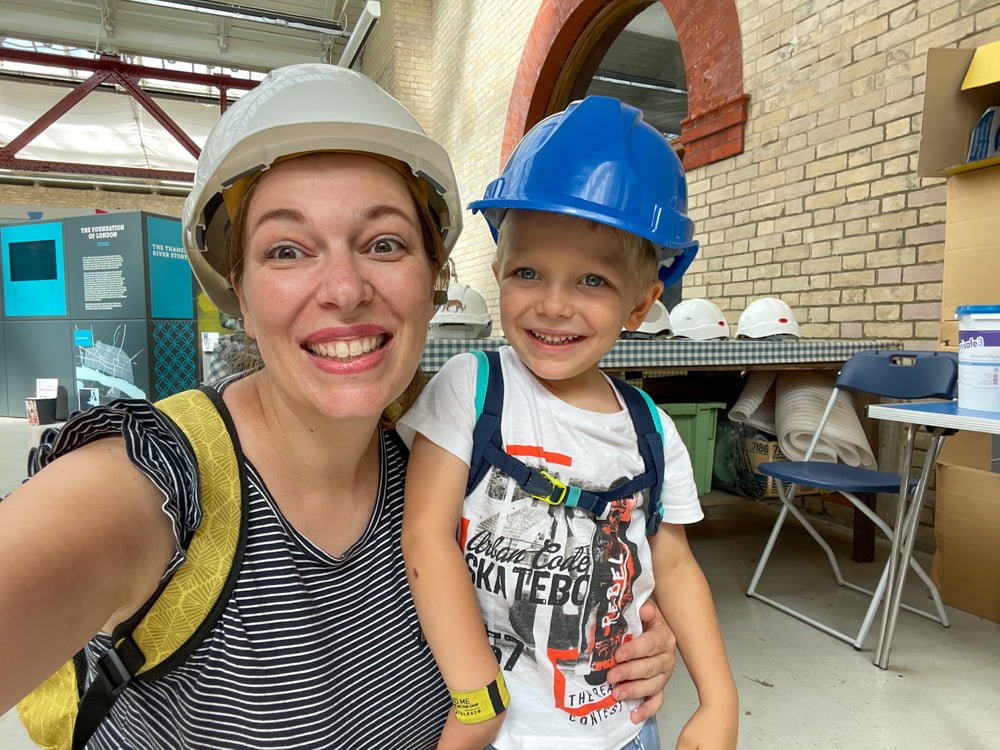 Paola Bertoni e figlio all'interno della Crossness Pumping Station, Londra