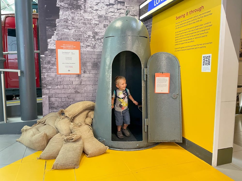 Figlio di Paola Bertoni in un rifugio antiaereo al London Transport Museum