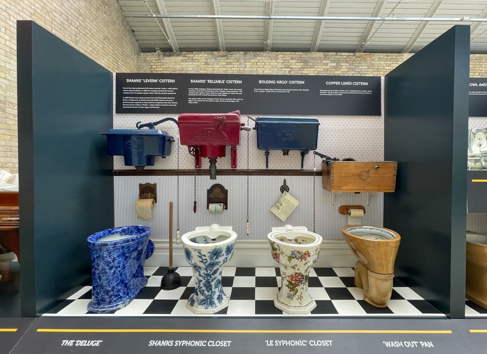 Esibizione di water nella mostra The Toilet Timeline a Crossness Pumping Station, Londra