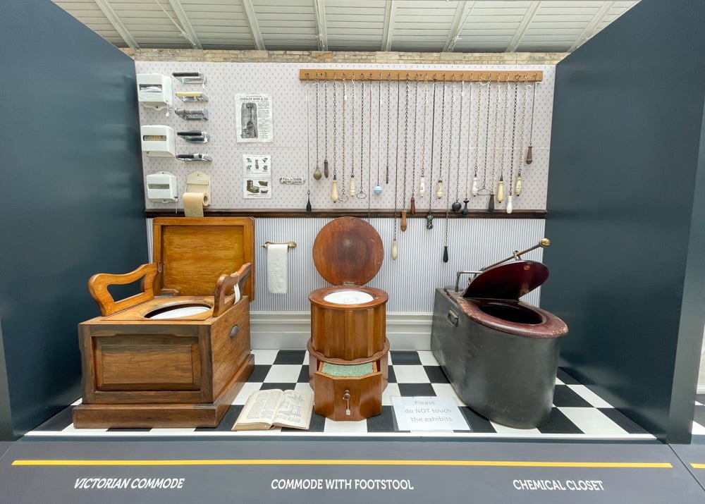 Esibizione di water nella mostra The Toilet Timeline a Crossness Pumping Station, Londra