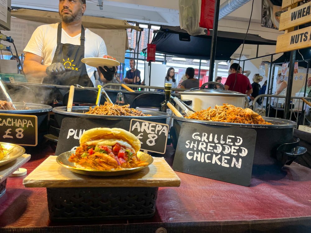 Bancarella di street food all'Upmarket di Brick Lane, Londra