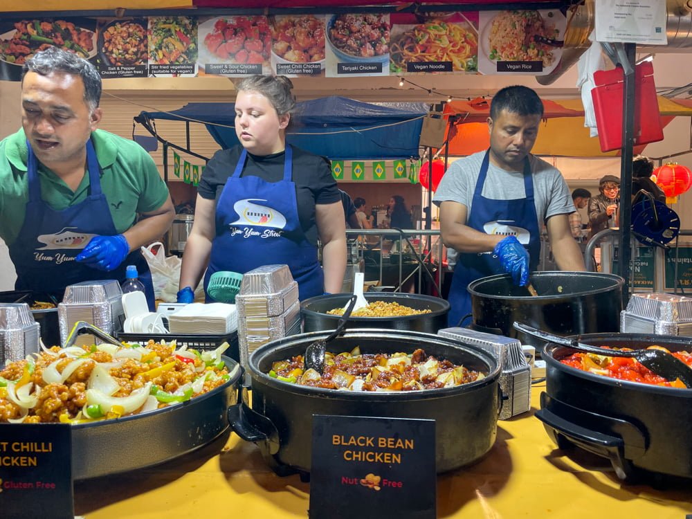 Bancarella di street food all'Upmarket di Brick Lane, Londra
