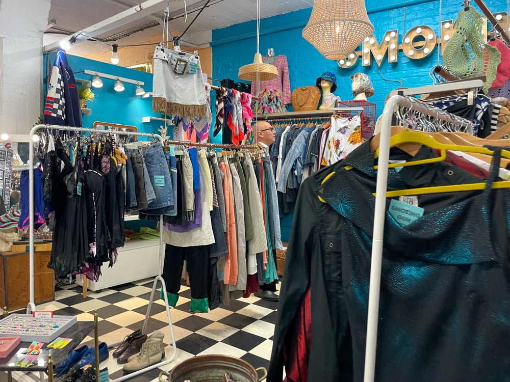 Gli stand di abbigliamento vintage al Brick Lane Vintage Market, Londra