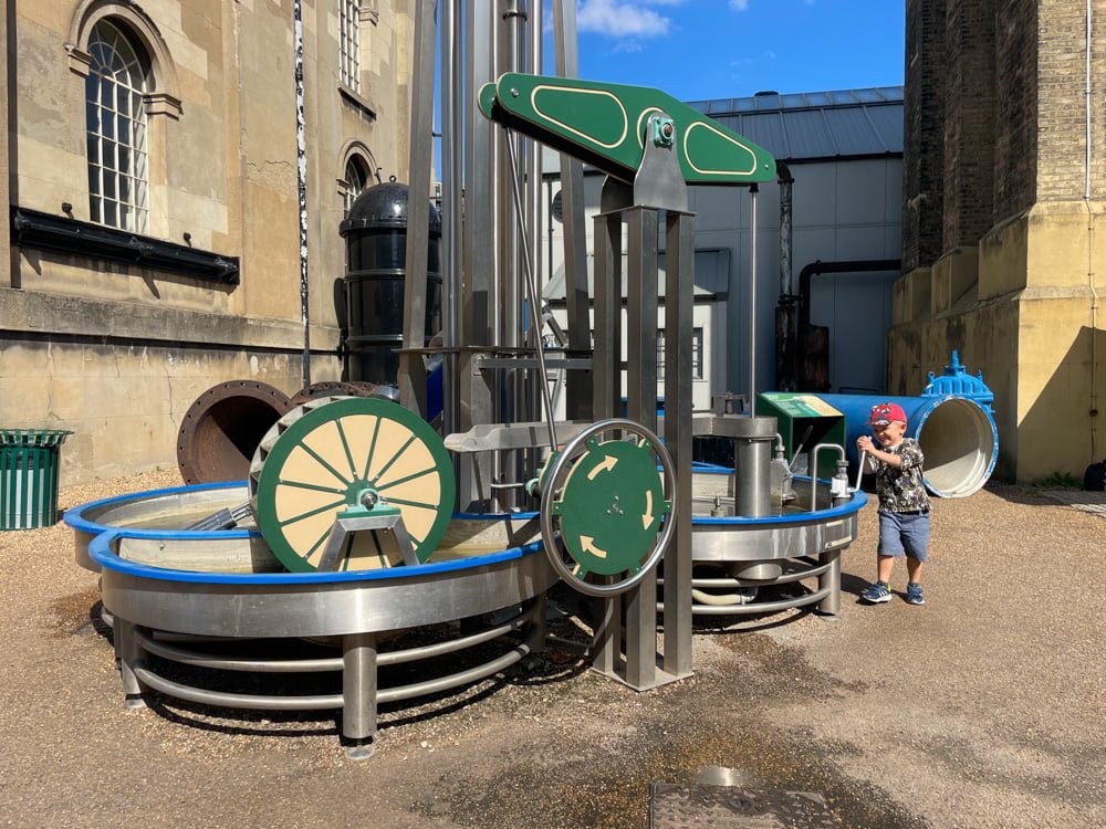 Figlio di Paola Bertoni nella Splash Area del Museum of Water & Steam di Londra