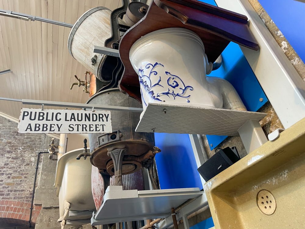 WC, vasche da bagno, lavandini e boiler esposti al Museum of Water & Steam di Londra