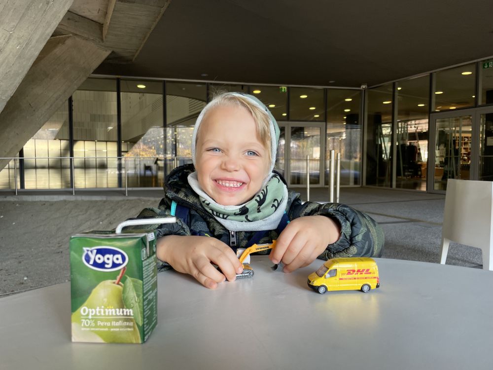 Figlio di Paola Bertoni davanti al Museo dell'Automobile di Torino