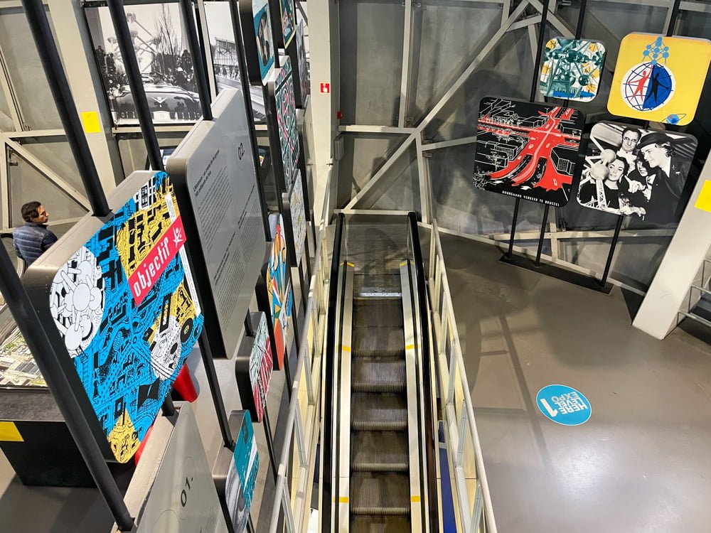 Una scala mobile all'interno di una sfera dell'Atomium che collega differenti aree del percorso di visita