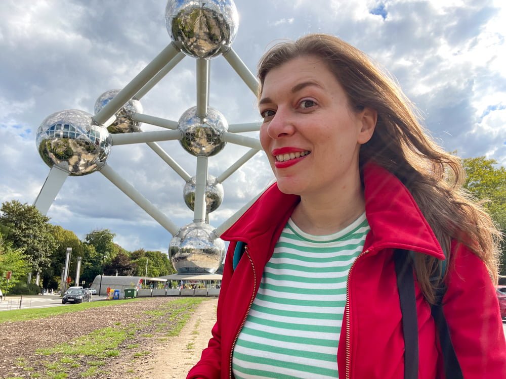 Paola Bertoni davanti all'Atomium di Bruxelles