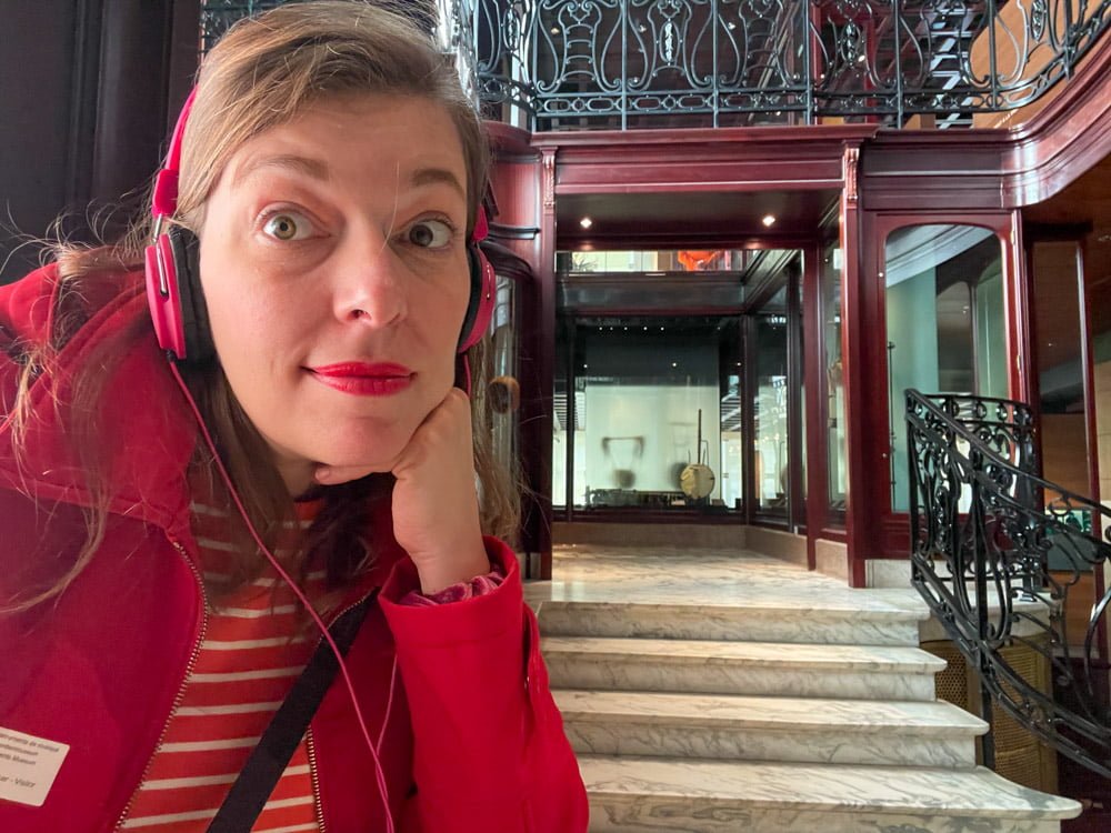 Paola Bertoni ascolta i suoni degli strumenti musicali al MIM Musée des Instruments de Musique di Bruxelles