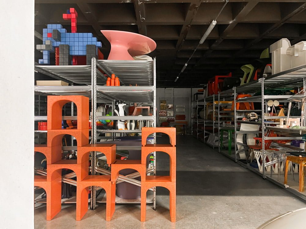 Oggetti e arredi di design nel magazzino della Reserve del Museo del Design di Bruxelles