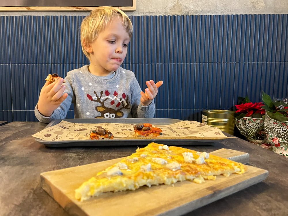 Figlio di Paola Bertoni con farinata al tartufo e pizza rossa da Pizza del Popolo a San Miniato