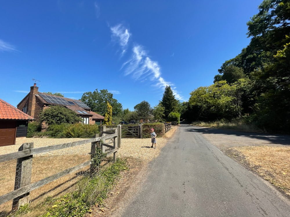 Parte abitata all'inizio del sentiero che attraversa la Foresta di Thetford in Inghilterra