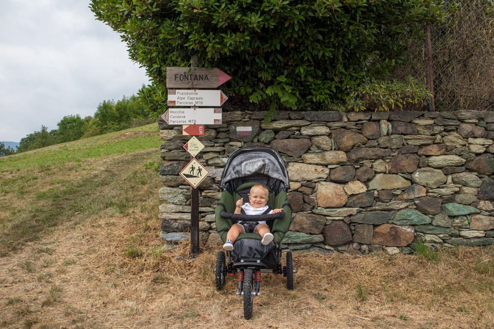 Figlio di Paola Bertoni nel passeggino da trekking durante un'escursione a Muni, frazione montana della bassa Valle Susa