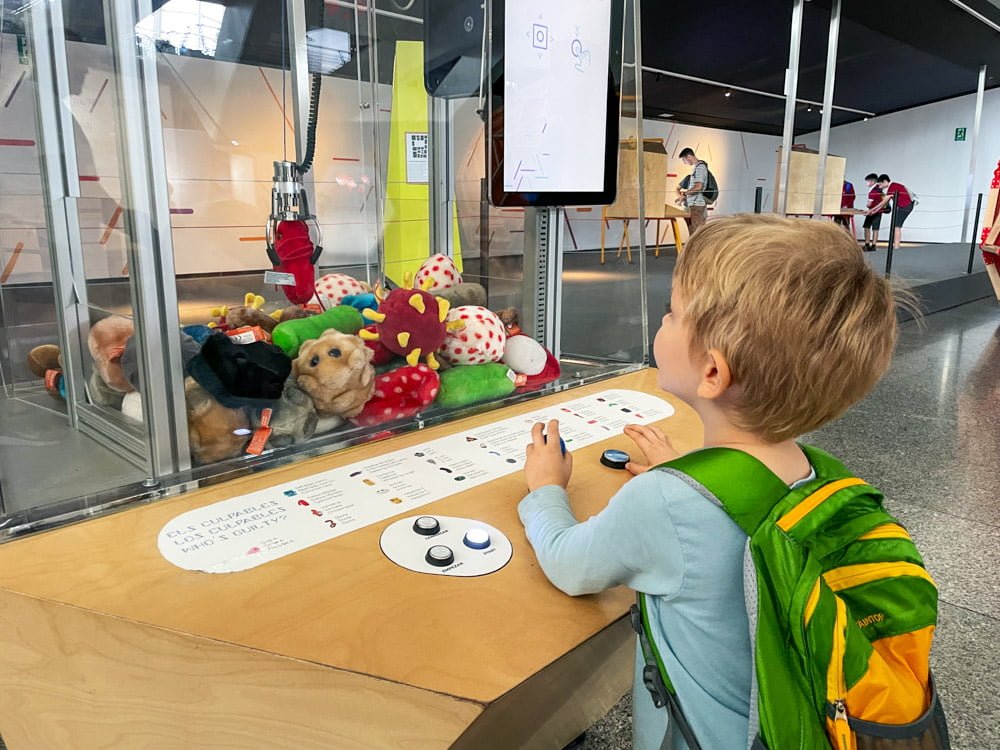 Figlio di Paola Bertoni interagisce con un'installazione nella mostra Viral al Museo delle Scienze di Valencia