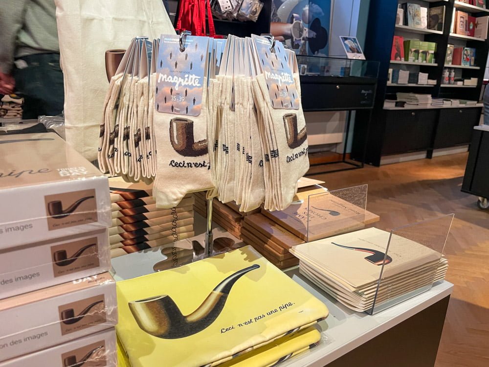 Souvenir con la pipa al bookshop del Museo Magritte di Bruxelles