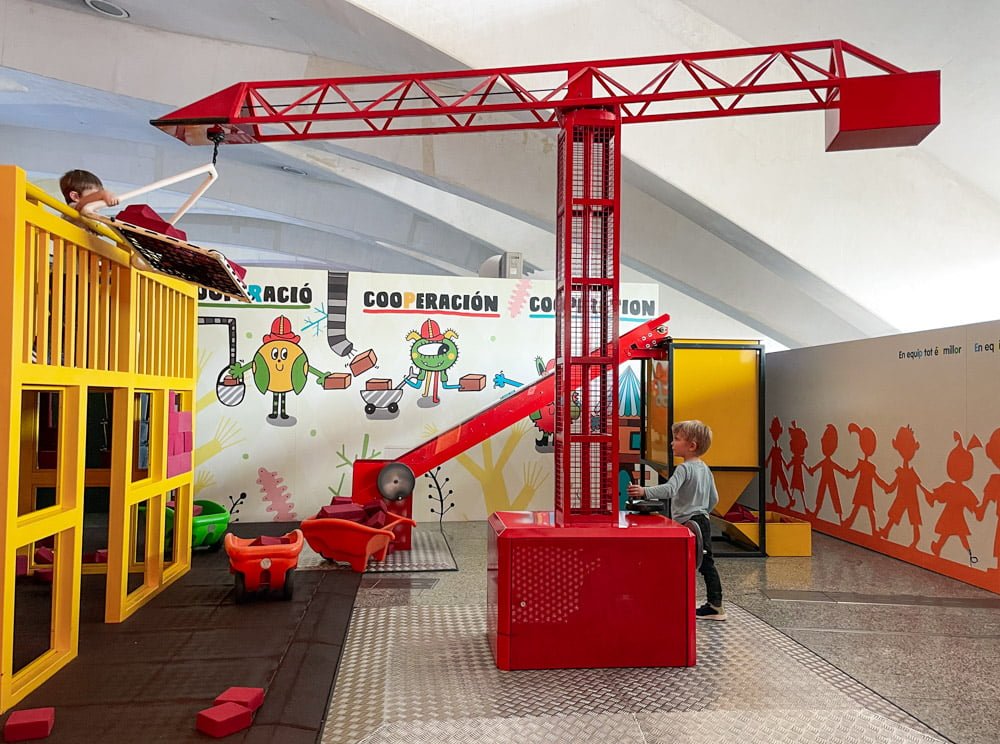 Figlio di Paola Bertoni gioca nell'Espai dels Xiquets al Museo delle Scienze di Valencia