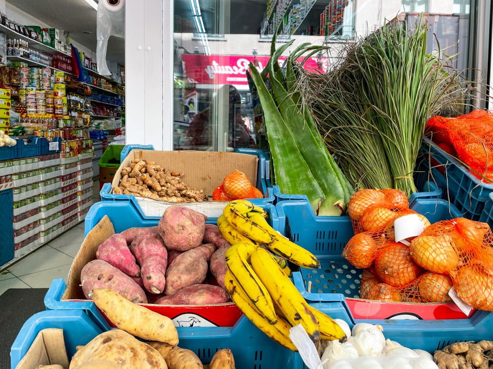 Frutta e verdura usata nella cucina africana in un negozio di Matongé, Bruxelles