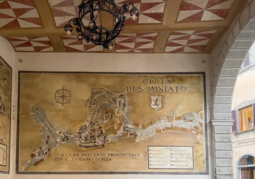 Loggetta con mappa di San Miniato nel centro storico del borgo