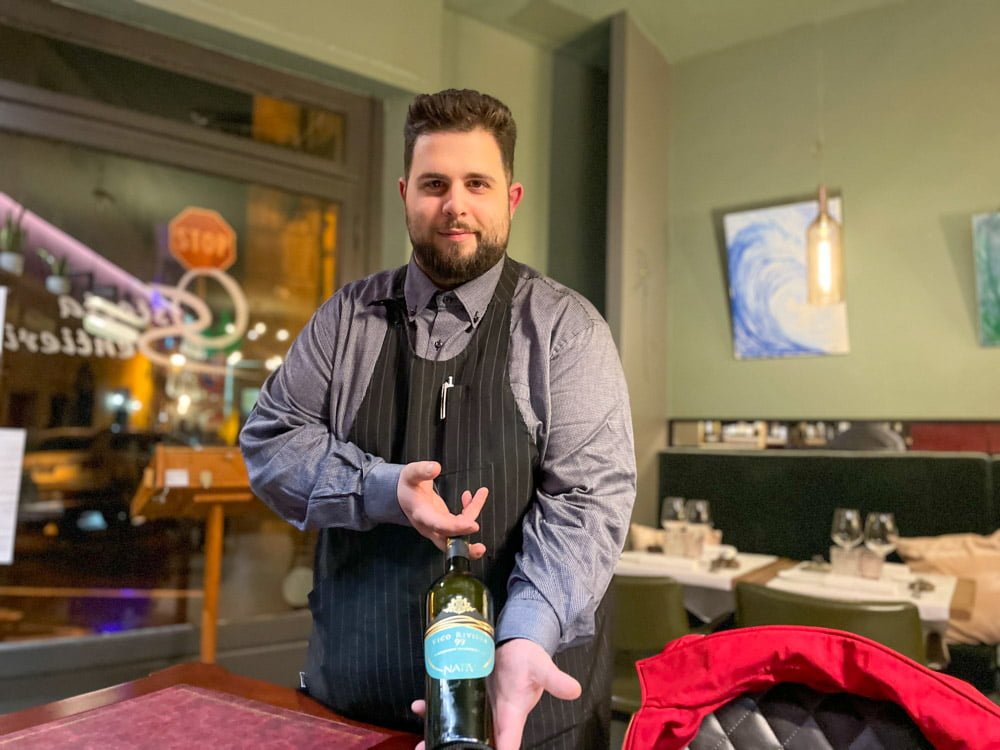 La scelta del vino all'Osteria Sentieri di San Miniato