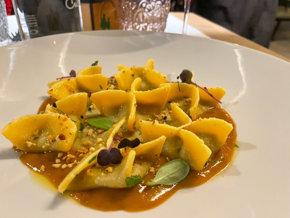 Raviolo ripieno di capriolo dell'Osteria Sentieri di San Miniato