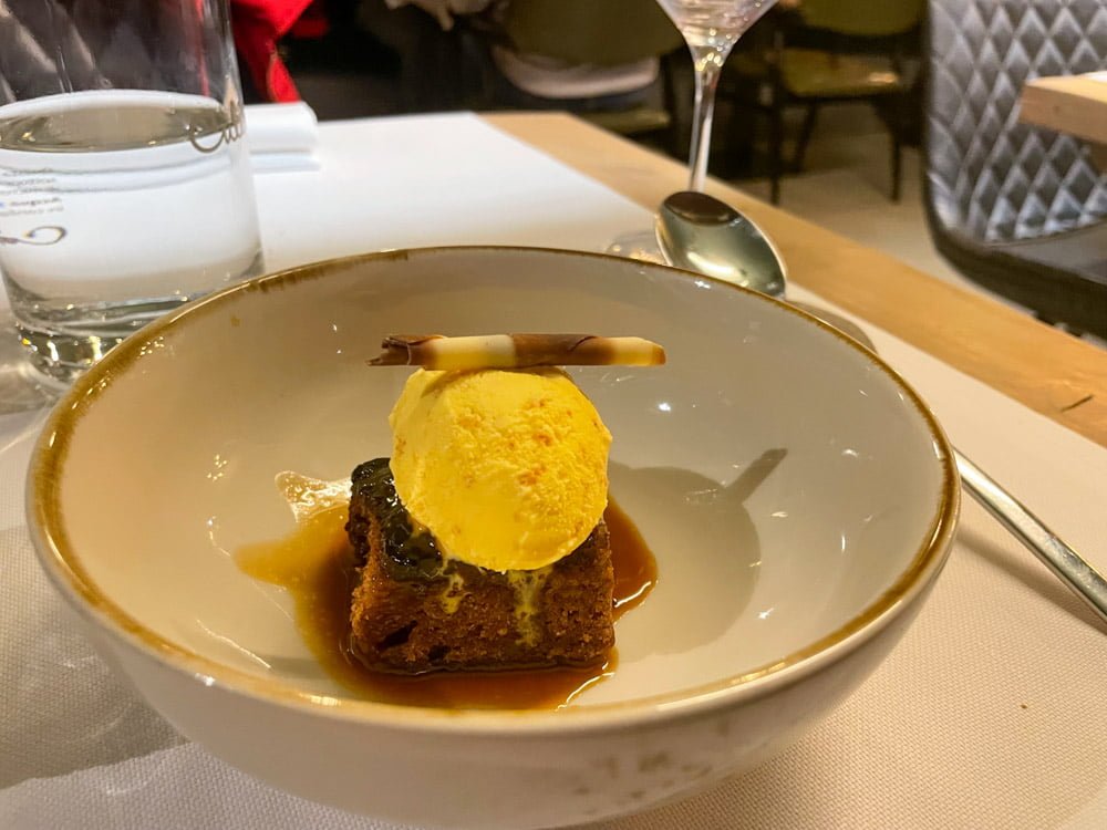 Sticky toffee pudding dell'Osteria Sentieri di San Miniato