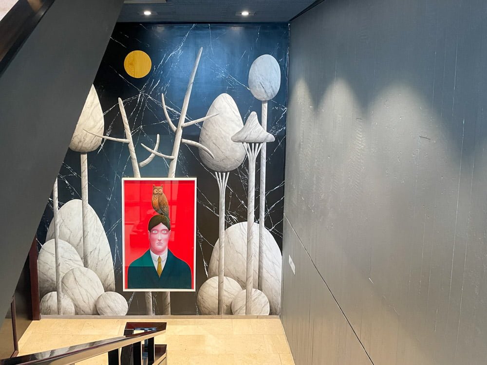 Le scale che uniscono il terzo e il secondo piano del Museo Magritte di Bruxelles