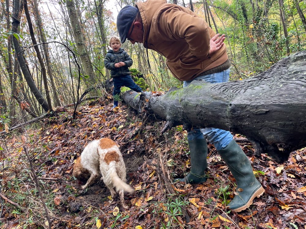 Ben Bertoni durante la caccia al tartufo con Tartufi nel Cuore di Francesco Gemignani a San Miniato