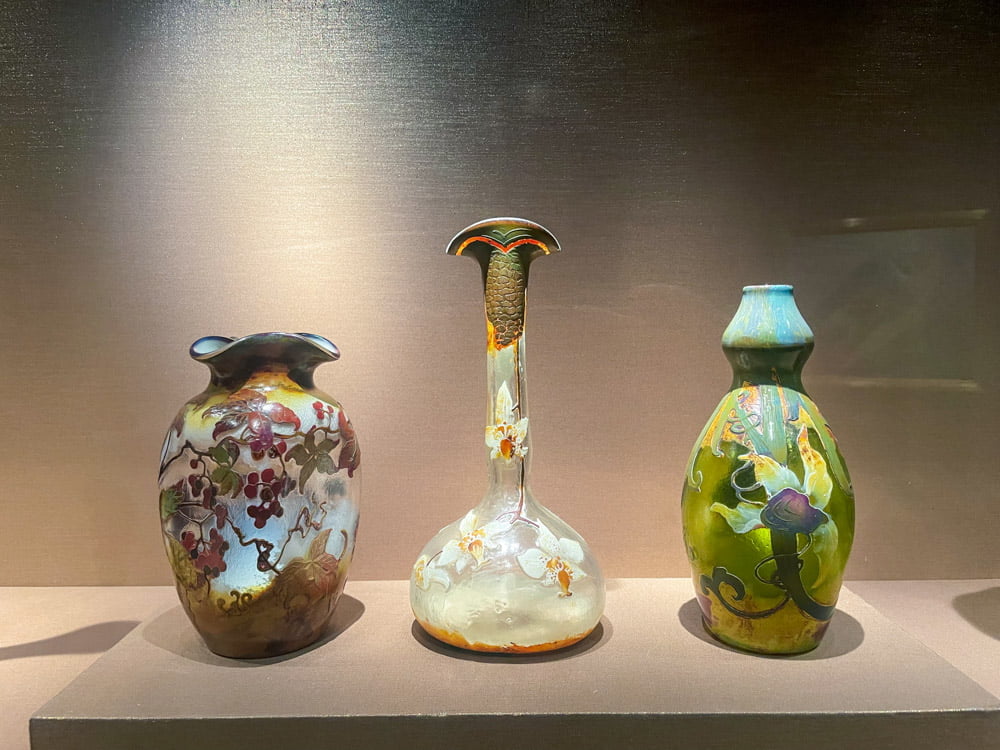 Vasi di vetro in stile Art Nouveau esposti al Museo Fin-de-Siècle di Bruxelles