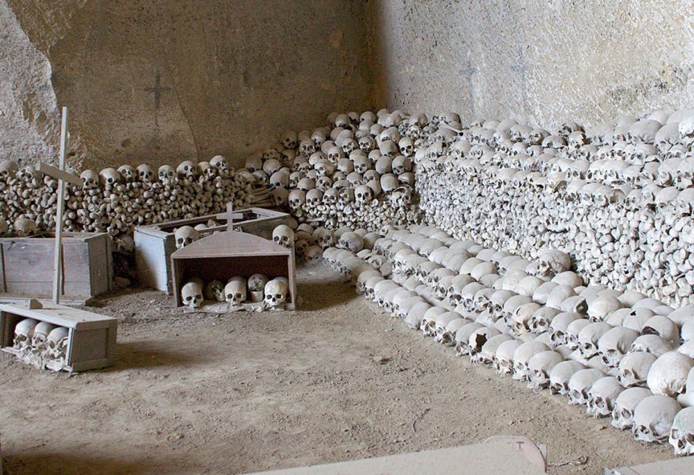 Ossario del Cimitero delle Fontanelle a Napoli
