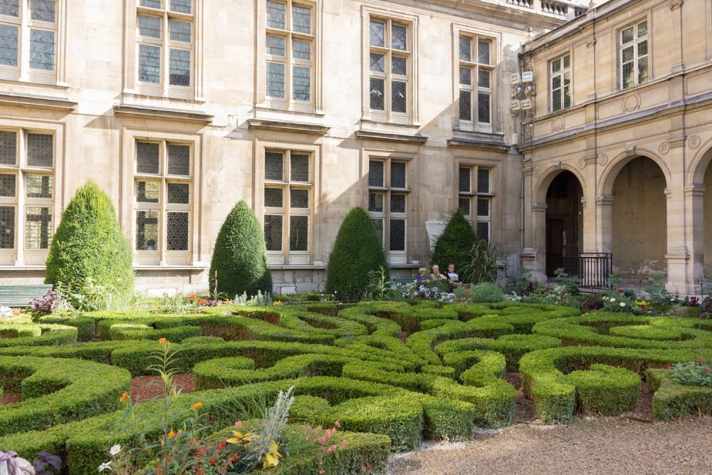 Giardino del Museo Carnavalet nel quartiere Marais a Parigi