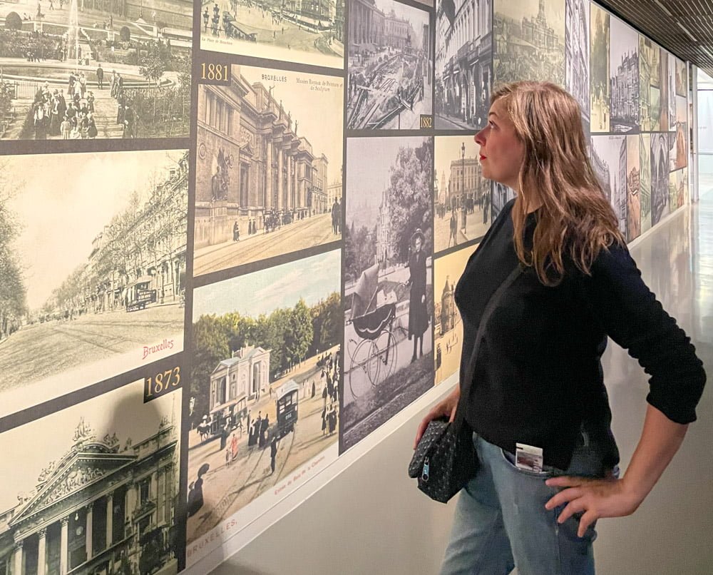 Paola Bertoni di fronte alla galleria fotografica che racconta i cambiamenti urbanistici di Bruxelles nel Novecento al Museo Fin de Siecle