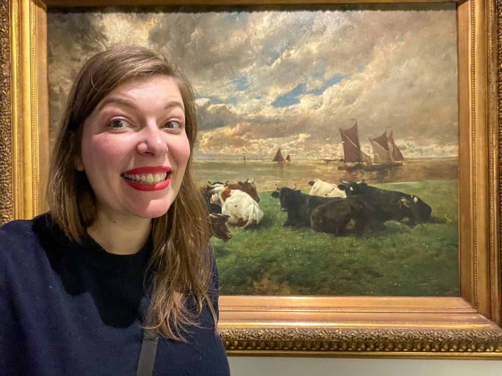 Paola Bertoni davanti a un quadro al Museo Fin de Siecle di Bruxelles